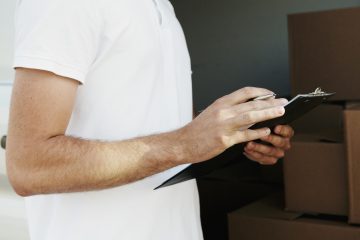 een man heeft een checklist op een klembord als illustratie over een checklist pensioendocumenten