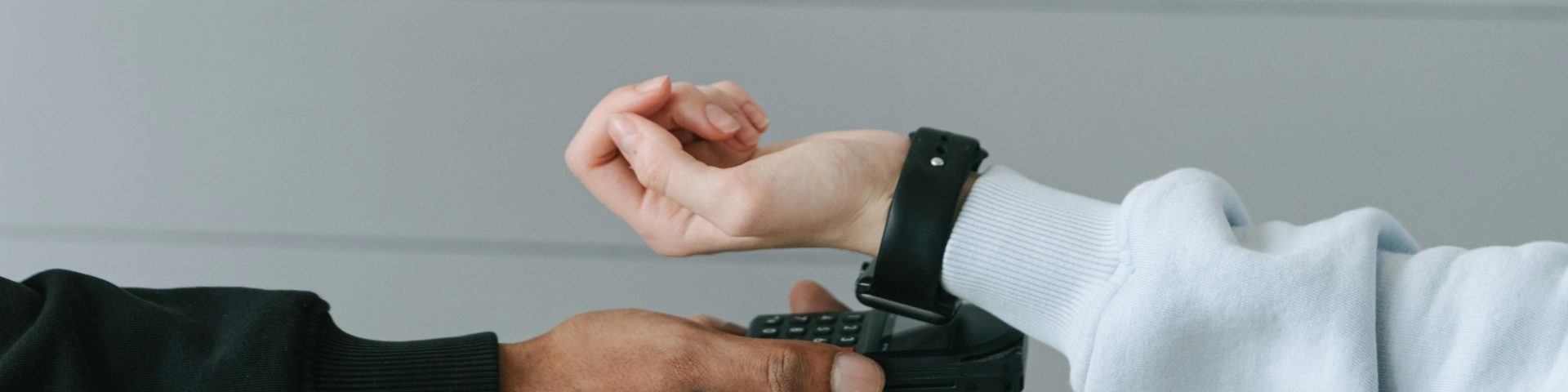 betaal met horloge op mobiel pinapparaat als afbeelding bij een blog over vakantiedagen in pensioen storten