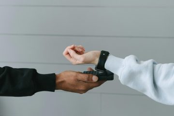 betaal met horloge op mobiel pinapparaat als afbeelding bij een blog over vakantiedagen in pensioen storten