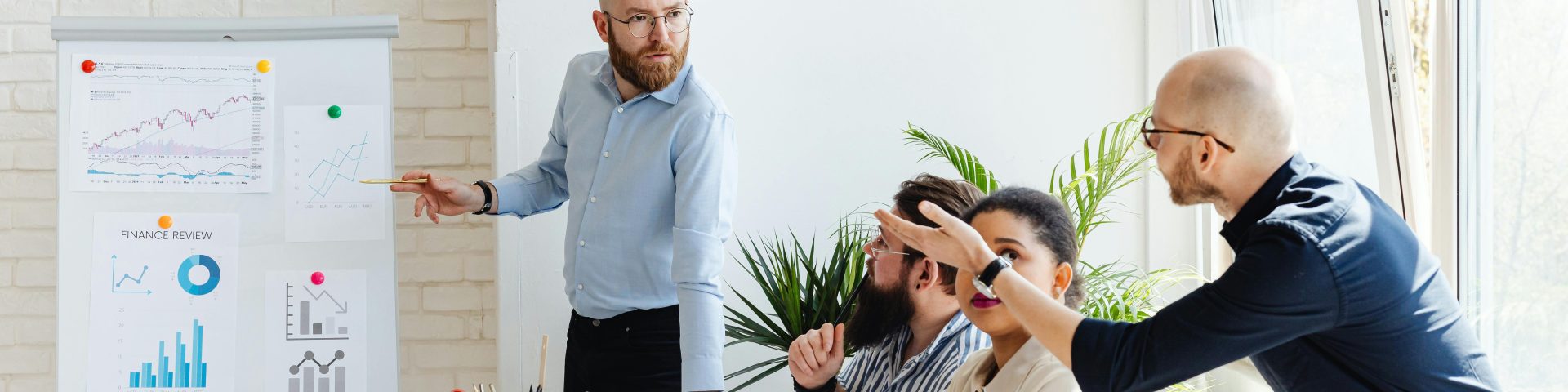 mannen en vrouw aan het werk als illustratie bij pensioenopbouw na AOW-leeftijd