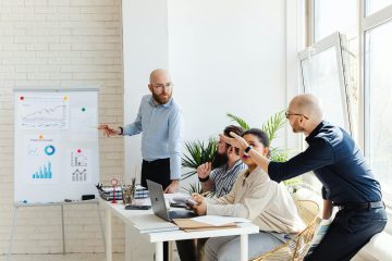 mannen en vrouw aan het werk als illustratie bij pensioenopbouw na AOW-leeftijd