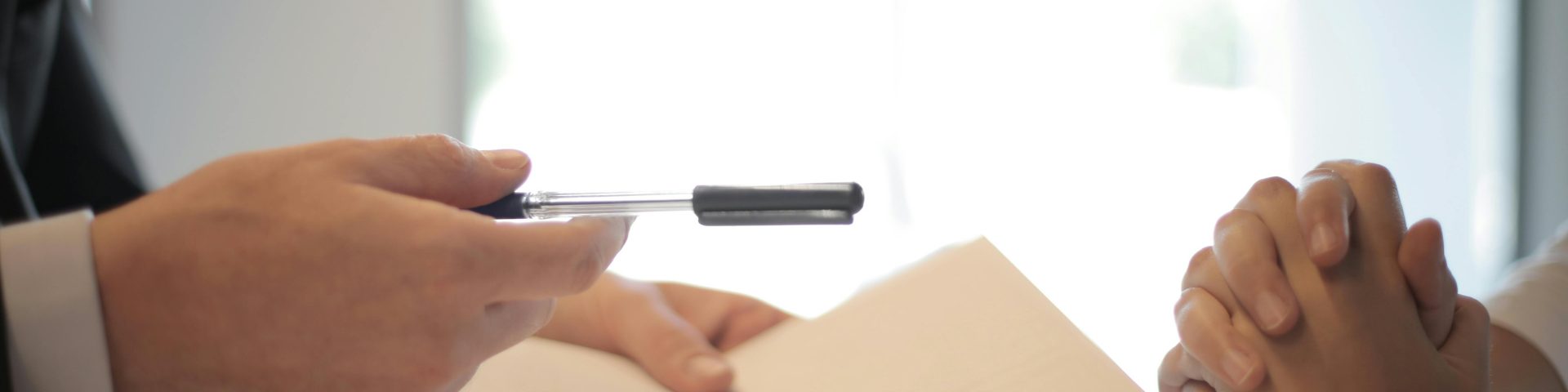 man met pen en verzekeringsvoorwaarden als illustratie bij een blog over pensioen discussie