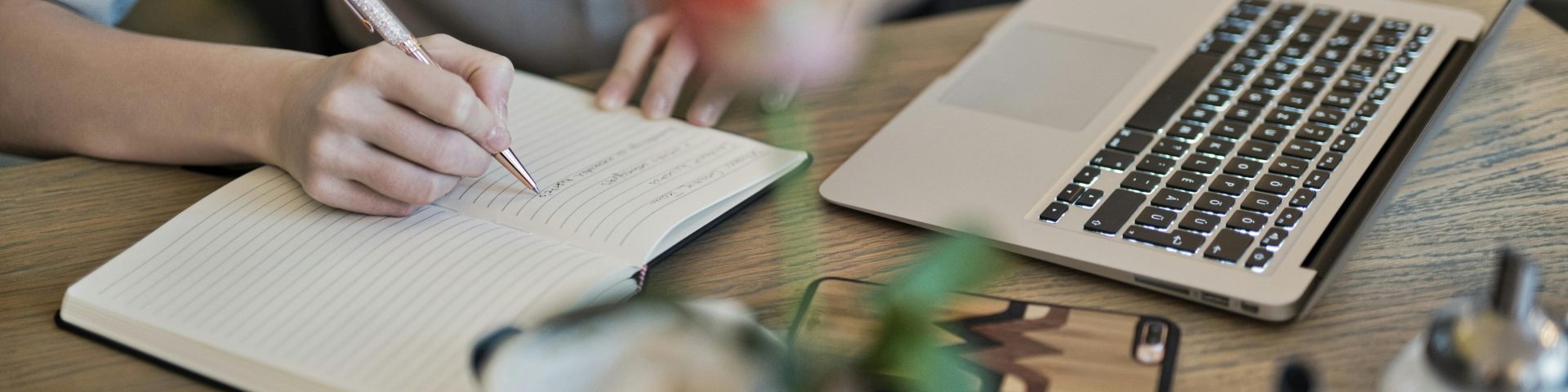 vrouw achter laptop bij blog wel of geen recht op deelname pensioenregeling