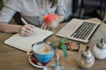 vrouw achter laptop bij blog wel of geen recht op deelname pensioenregeling