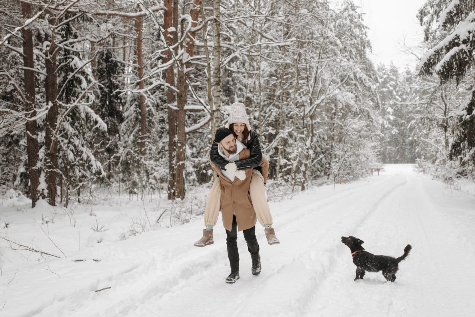 man en vrouw lopen met een hond in de sneeuw als illustratie bij een blog over lijfrentepremie betalen
