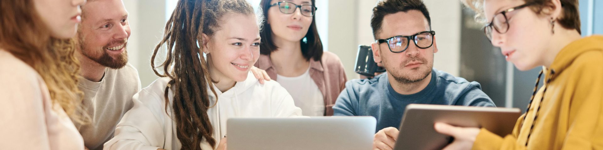 Een groep werknemers krijgt uitleg over pensioencompensatie