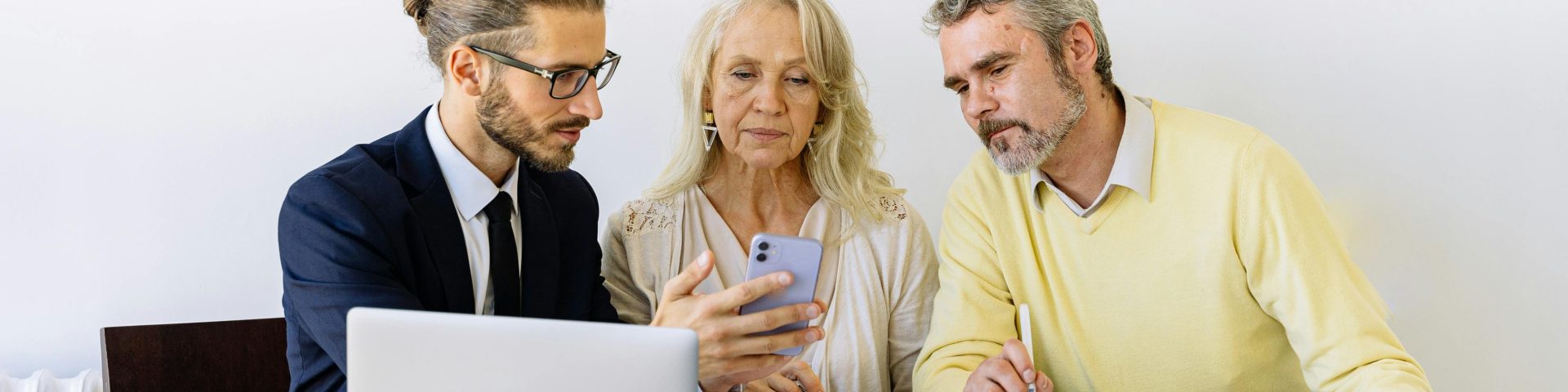 twee mensen krijgen pensioenadvies, aftrekbaar