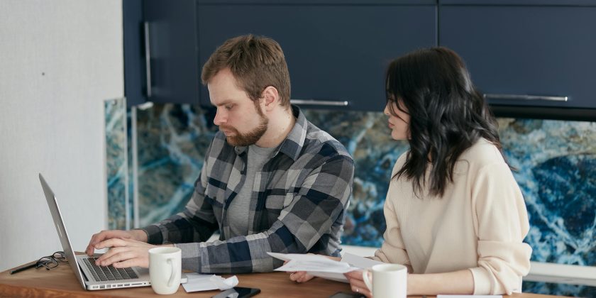 man en vrouw maken een berekening van hun eigen bijdrage pensioen